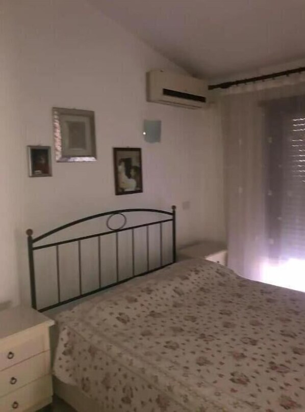 2 slaapkamers, een strijkplank/strijkijzer, beddengoed