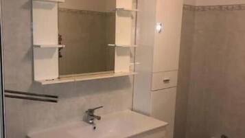 Dusche, Bidet, Handtücher, Toilettenpapier