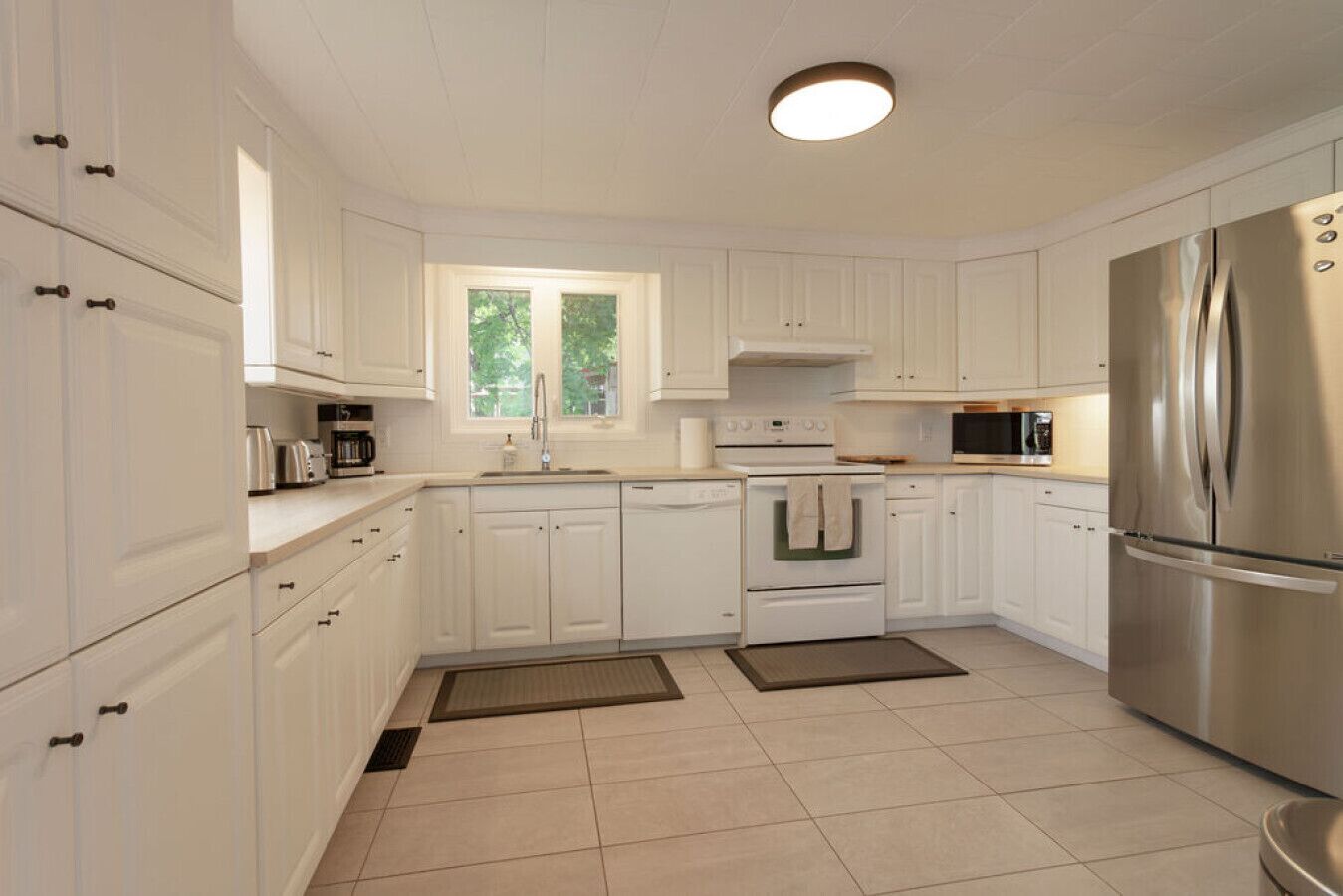 Jääkaappi, mikroaaltouuni, uuni, liesi