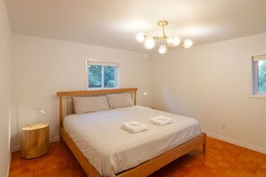 3 bedrooms, desk, iron/ironing board, free WiFi