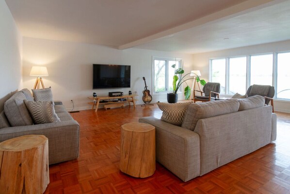 Smart TV, DVD player, books, stereo