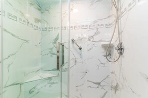 Douche, sèche-cheveux, serviettes fournies