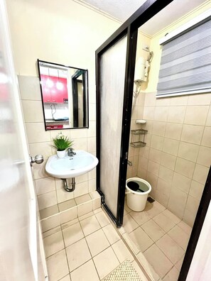 Condo familiar, 2 habitaciones | Baño | Amenidades de baño gratuitas 