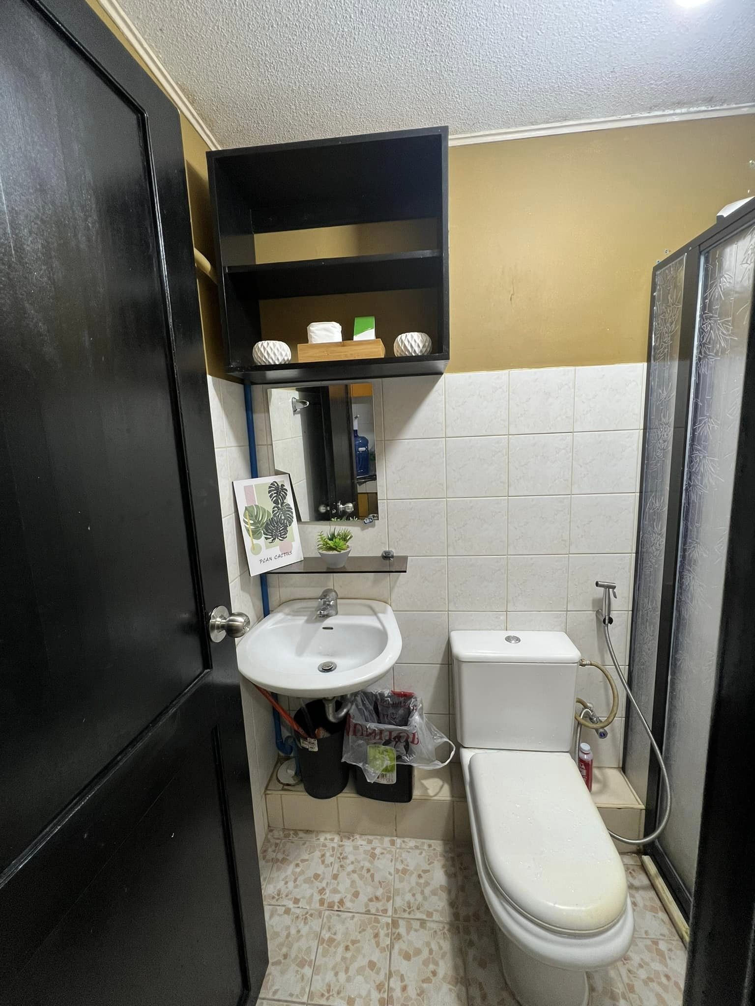 Ein kleines Badezimmer mit Toilette, Waschbecken und Dusche.