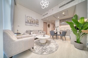 Un salon moderne avec un canapé, une table basse et un coin repas.