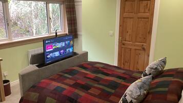 Premier Room, 1 King Bed | 1 bedroom, individually decorated, individually furnished, free WiFi