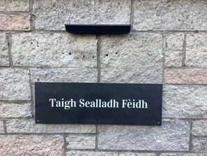 Front of property - Taigh Sealladh Fèidh B&B (Invergarry)
