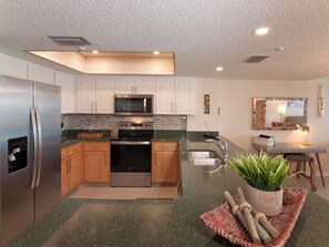 ثلاجة، ميكروويف، ماكينة لصنع القهوة/الشاي، محمصة خبز