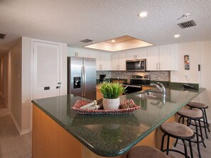 Réfrigérateur, micro-ondes, cafetière/bouilloire, grille-pain