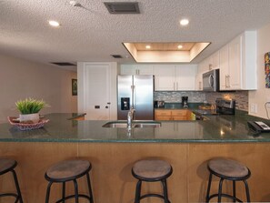 Kühlschrank, Mikrowelle, Wasserkocher mit Kaffee-/Teezubehör, Toaster