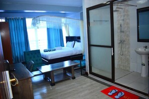 Decoración personalizada, muebles diferentes y escritorio 