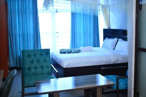 Decoración personalizada, muebles diferentes y escritorio 