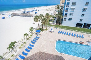 Ein Resort mit Pool, Strand und Meerblick.