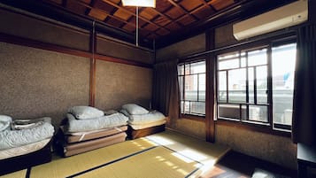 ベーシック トリプルルーム | 遮光カーテン、WiFi (無料)、ベッドシーツ