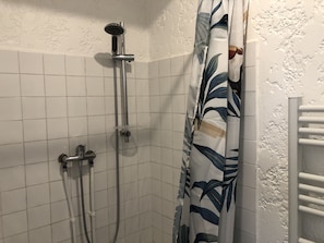Douche, sèche-cheveux, papier toilette