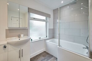 Douche, sĂšche-cheveux, serviettes fournies, savon