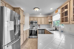 Kjøleskap, mikrobølgeovn, ovn og kokeplater