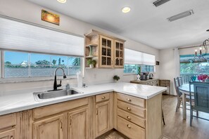 Kylskåp, mikrovågsugn, ugn och spishäll