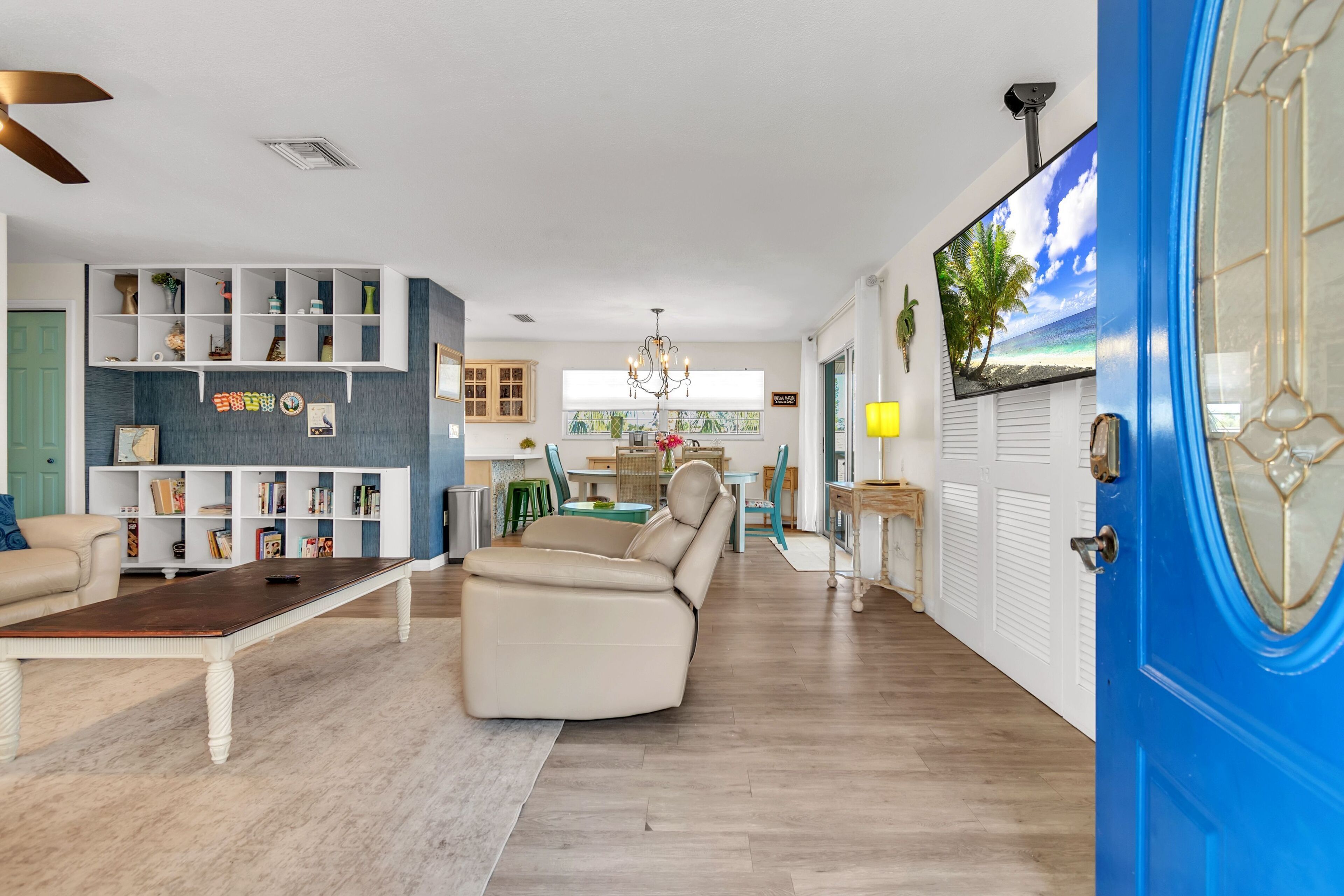 Ein modernes Wohnzimmer mit einem beigen Sofa, einem Holztisch und einem Bücherregal.