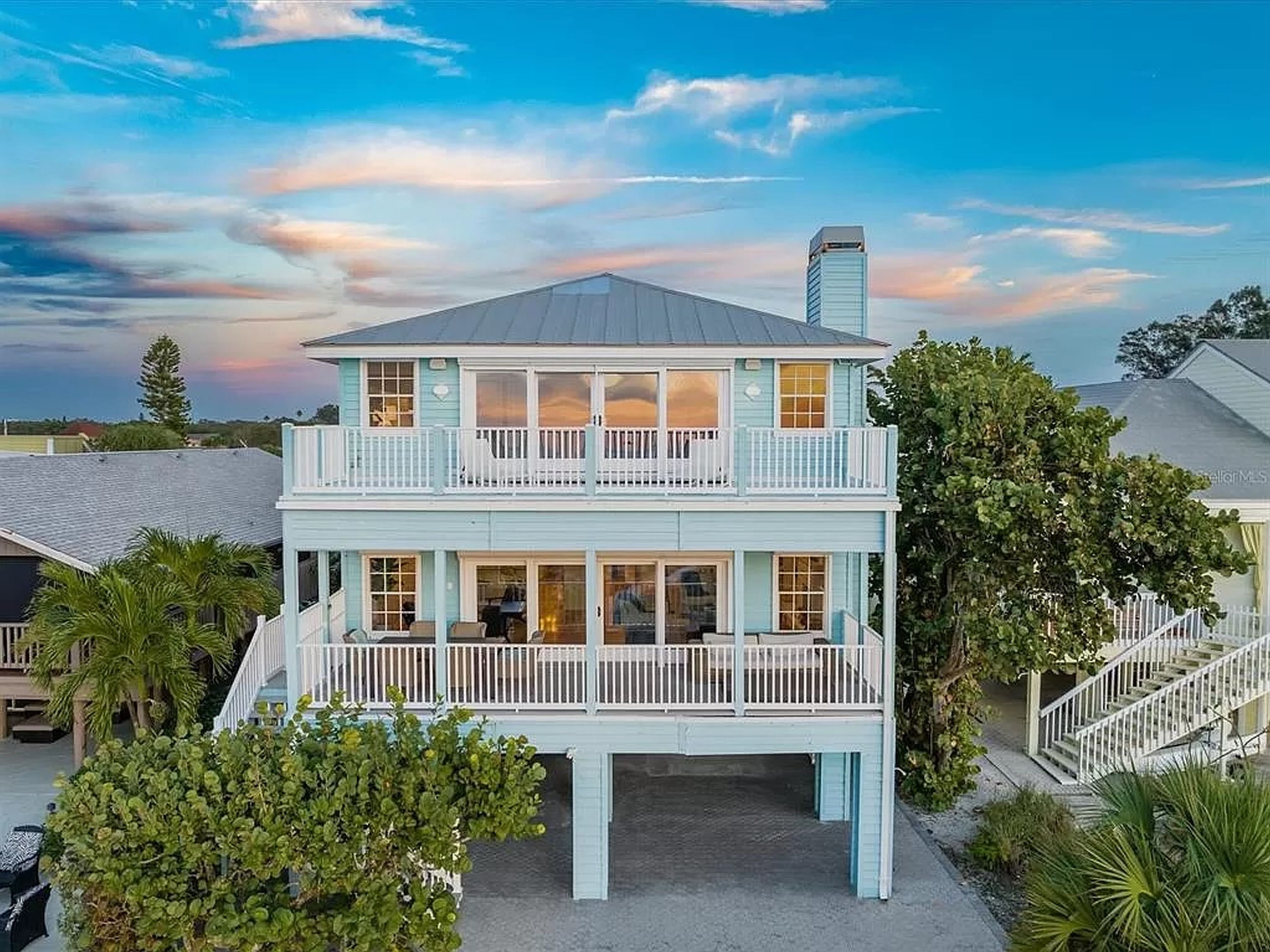 ☀️4BR Walks On The Shore - STUNNING Beachfront Home with Private Guest House☀️