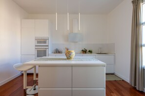 Kühlschrank, Mikrowelle, Ofen, Geschirrspüler