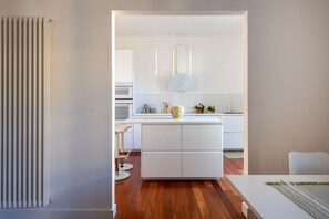 Kühlschrank, Mikrowelle, Ofen, Geschirrspüler