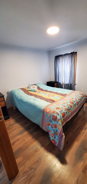 2 bedrooms, free WiFi, bed sheets - Hide-a-way at Swan Lake: fishing, relaxing, and dog friendly. (Allegan)