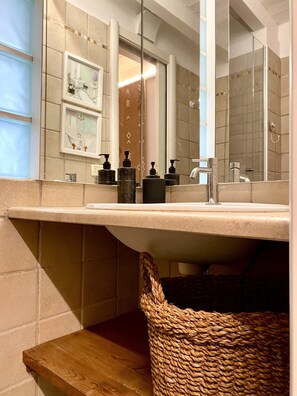 Dusche, Haartrockner, Handtücher, Toilettenpapier