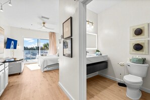 Dusj, hårføner og håndklær