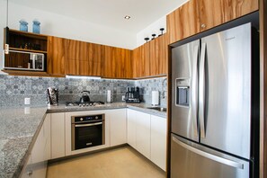 Réfrigérateur, micro-ondes, four, plaque de cuisson