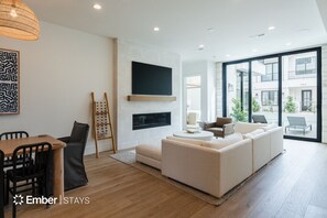 Een smart-tv, een open haard en tafelvoetbal