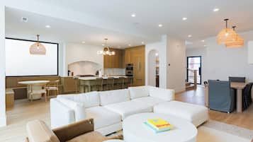 Smart TV, chimenea y futbolito