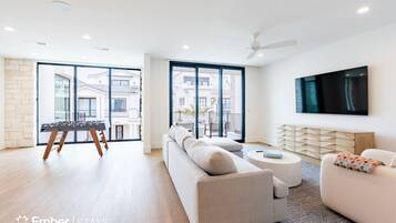 Smart-tv, pejs, bordfodbold