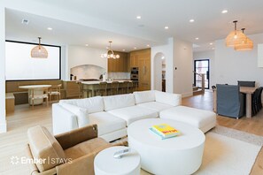 Een smart-tv, een open haard en tafelvoetbal