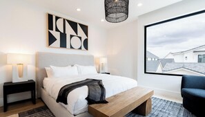 5 dormitorios, escritorio, tabla de planchar con plancha y cuna de viaje