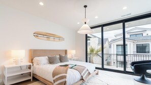 5 soverom, skrivebord, strykejern/-brett og reiseseng for barn