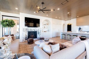 Smart TV, futbolito, mesa de ping pong