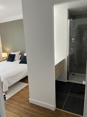 シャワー、ヘアドライヤー、タオル、石鹸