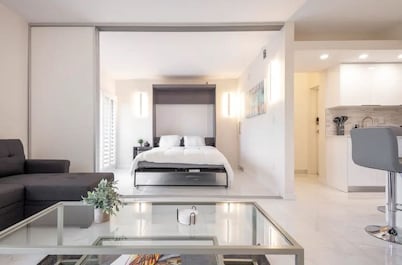 TOP FLOOR 'PENTHOUSE' 2BED/2BATH