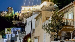 A night view of a hillside town with buildings, a prominent lighted staircase, and a clear starry sky. - Bienvenido in der Villa Los Pinos (Velilla-Taramay)