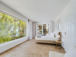 5 habitaciones, tabla de planchar con plancha, cuna de viaje y wifi 