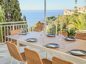 Outdoor dining - Bienvenido in der Villa Los Pinos (Velilla-Taramay)