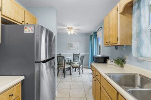 Een koelkast, een magnetron, een oven, een kookplaat