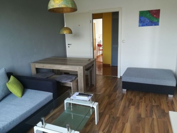 Televisio, kirjoja, stereot