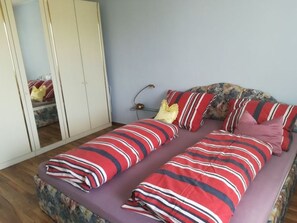 1 habitación, tabla de planchar con plancha y ropa de cama