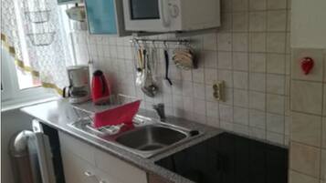 Kühlschrank, Mikrowelle, Herdplatte, Wasserkocher mit Kaffee-/Teezubehör