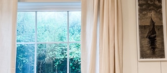 1940s Fisherman’s Cottage close to beach. Right next to the Water Mill museum.