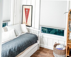 3 bedrooms, travel cot, WiFi, bed sheets - 1940s Fisherman’s Cottage close to beach. Right next to the Water Mill museum. (Water Mill)