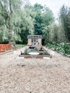 Outdoor dining - 1940s Fisherman’s Cottage close to beach. Right next to the Water Mill museum. (Water Mill)