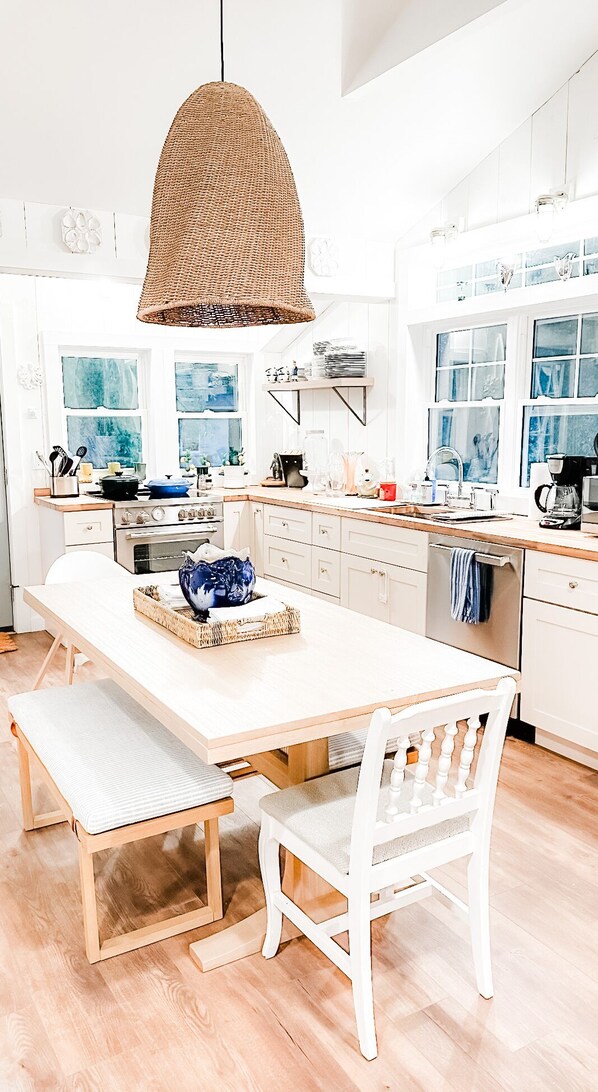 Fridge, microwave, oven, stovetop - 1940s Fisherman’s Cottage close to beach. Right next to the Water Mill museum. (Water Mill)